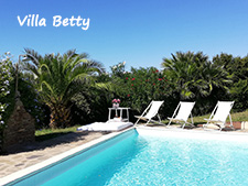 VILLA BETTY : VILLA AMPIA E LUMINOSA,PORZIONE DI BIFAMIGLIARE,SU PIU'LIVELLI,CON GIARDINO E PISCINA PRIVATI AD USO ESCLUSIVO. FINEMENTE ARREDATA,HA 3 CAMERE DOPPIE, 2 BAGNI, AMPIO SOGGIORNO/PRANZO, CUCINOTTO E VERANDE ATTREZZATE OSPITA
COMODAMENTE 6 PERSONE